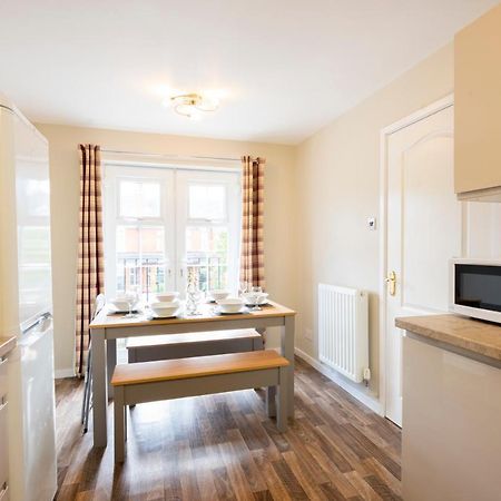 Bright & Modern 4 Bedroom Townhouse Stafford Exterior photo